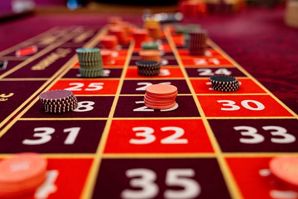 Standard tables: balanced action and stakes Standard poker table at honey slot